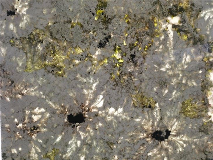 Peacock Screen Alpinus Black Crystal Granit Slabs